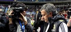 Mourinho, rodeado de la prensa.. | Archivo