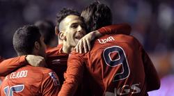 Los jugadores del Osasuna celebran uno de los goles ante el Barcelona. | EFE