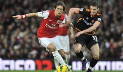 Rosicky intenta zafarse de un rival. | EFE