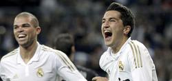Sahin (d) celebra su gol junto a Pepe. | EFE