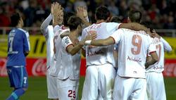 Los jugadores del Sevilla celebran el primer gol de Fazio. | EFE