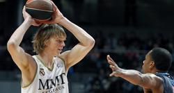 Singler esconde el baln ante Wright. | EFE