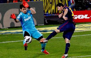 Casillas ante Messi, en la jugada que supuso el 1-1 provisional. | EFE