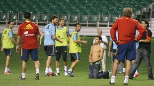 Un espontáneo salta al terreno de juego durante el entrenamiento de la selección española. | EFE