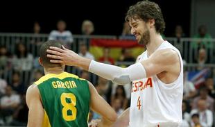 Pau Gasol (d) felicita a Alex García. | EFE