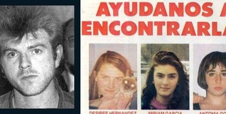 Miguel Ricart, junto al cartel de las tres niñas desaparecidas