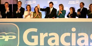 Rajoy, en el balcón de la sede del PP de la calle Génova, el día que ganó las elecciones 20 de noviembre de 2011, hace ahora dos años | Archivo