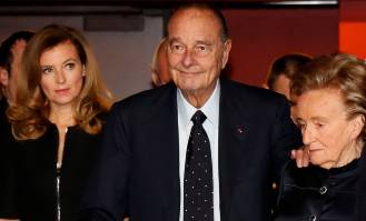 Chirac, entre la pareja de Françoise Hollande y su mujer, Bernadette Chirac | Cordon Press