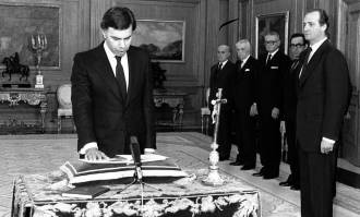 Felipe González tomando posesión en presencia de Juan Carlos I. | Archivo