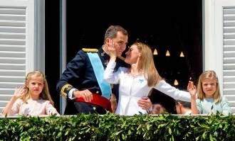 Felipe VI y doña Letizia se besan en el balcón del Palacio Real de Madrid