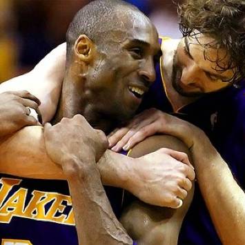 Pau Gasol abraza a Kobe Bryant. | Archivo