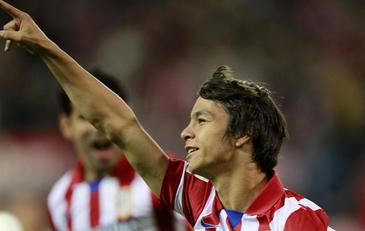 Óliver Torres celebra su primer gol con el Atlético. | EFE