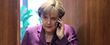 La canciller alemana hablando por teléfono en una imagen de archivo | Cordon Press