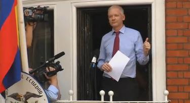 Assange, en el balcón de la Embajada | TV