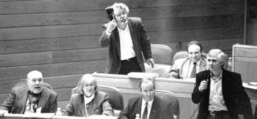 Beiras, zapato en mano, en el Parlamento gallego en 1993. |  Foto: El Correo Gallego
