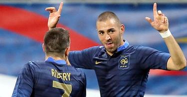 Benzema (d) celebra uno de sus goles con Ribry. | EFE