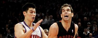 Jos Manuel Caldern (d) es marcado por Jeremy Lin. | EFE