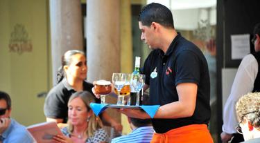 Un camarero, trabajando en Sevilla | Cordon Press