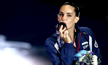 Ona Carbonell, con una de las medallas conseguidas en los Mundiales. | Cordon Press