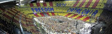 El Camp Nou se visti con decenas de miles de banderas independentistas | EFE
