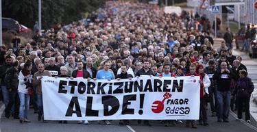 Miles de personas han participado este jueves en una manifestación convocada por Fagor | Efe