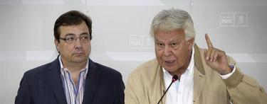 Felipe González con el expresidente de Extremadura | EFE