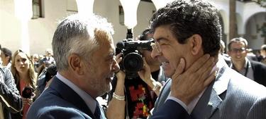 Griñán y Valderas se saludan en la constitución del Parlamento andaluz. | EFE