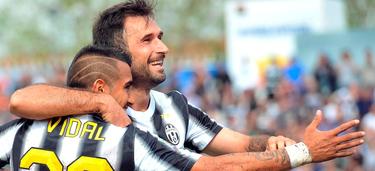 Vidal celebra con Vucinic un gol con la Juventus. | EFE