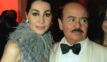 Shapira Khashoggi, junto a su esposo, Adnan, en una fiesta, en el año 2000. | Corbis