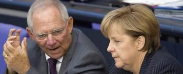 Angela Merkel y su ministro de Finanzas, Wolfgang Schuble. | EFE