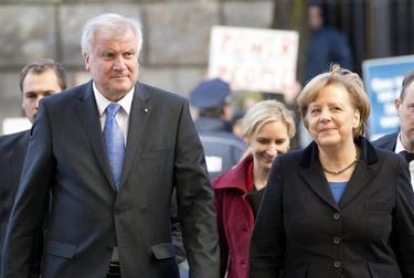  El presidente de la Unión Cristianodemócrata (CDU), Horst Seehofer y Merkel llegan a la sede socialdemócrata | Efe 