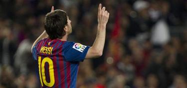 Leo Messi (i) celebra uno de sus tres goles al Mlaga. | EFE