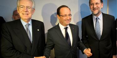 Mario Monti, Franois Hollande y Mariano Rajoy, estrechan sus manos, esta semana, en Bruselas. | Cordon Press