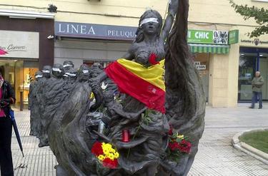 El monumento de recuerdo a las víctimas en la plaza de República Dominicana lleno de flores | EFE