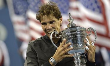 Rafa Nadal muerde el trofeo que le acredita como campeón. | EFE