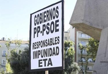 La pancarta que llevaba Consuelo Ordóñez | EFE