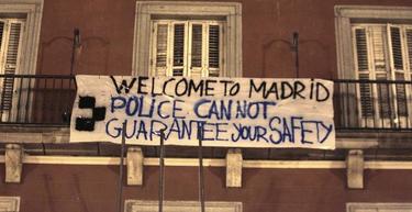 Pancarta colgada en la Plaza Mayor de Madrid | EFE