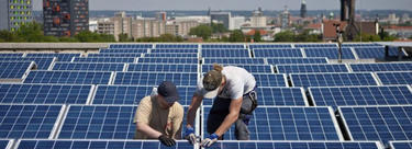 Dos operarios colocando paneles solares | Efe