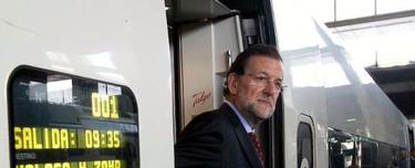 Rajoy, saliendo del AVE en la estacin de Crdoba | Archivo