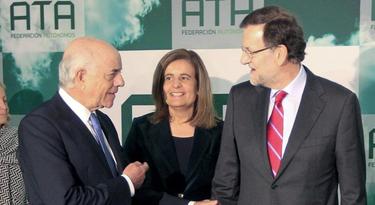 Mariano Rajoy, junto a la ministra de Empleo, Fátima Báñez, y el presidente del BBVA, Francisco González.