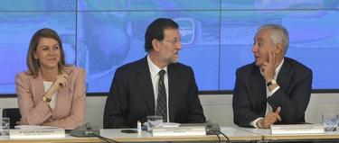 Rajoy, preside el comité ejecutivo, entre Cospedal y Arenas. | EFE 
