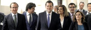 Rajoy, en el pleno, con ministros y diputados del PP.