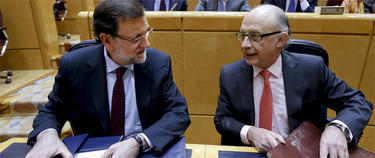 Mariano Rajoy, junto a su ministro de Hacienda, Cristbal Montoro. | EFE