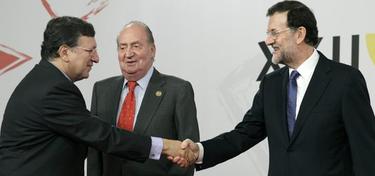 Jos Manuel Durao Barroso saluda a Mariano Rajoy este viernes, en Cdiz. | EFE