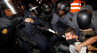Varios policías forcejean con uno de los manifestantes | EFE