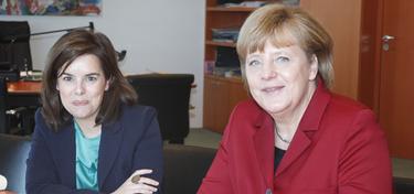 La vicepresidenta, con Merkel, en Berln | Moncloa
