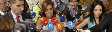 Susana Díaz, presidenta de la Junta, rodeada de micrófonos de Canal Sur. | EFE