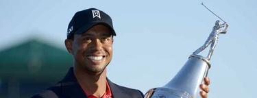 Tiger Woods posa con el trofeo de ganador del Arnold Palmer Invitational. | EFE