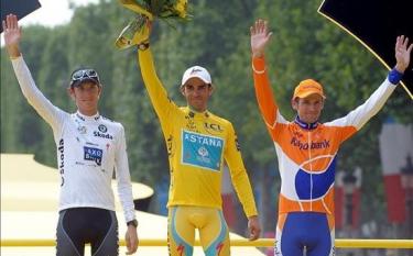 Contador, en el primer puesto del Podio del Tour de Francia, flanqueado por Andy Schleck, segundo, y Denis Menchos, tercero. | EFE