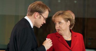 Jens Weidmann, nuevo presidente del Bundesbank, junto a Merkel | Archivo